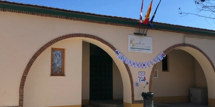 Aldeatejada inaugura la nueva sala de actividades culturales del antiguo colegio con una exposición de trajes y fotografías de las Vísperas Nupciales