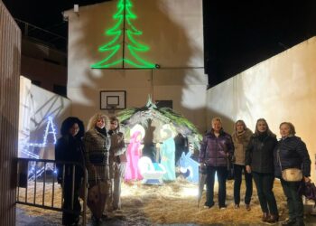 El Belén tradicional y un Nacimiento a tamaño natural con elementos reciclados decoran la Navidad en Cabrerizos