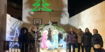 El Belén tradicional y un Nacimiento a tamaño natural con elementos reciclados decoran la Navidad en Cabrerizos