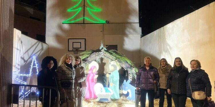 El Belén tradicional y un Nacimiento a tamaño natural con elementos reciclados decoran la Navidad en Cabrerizos