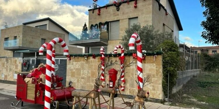 La decoración de la casa de ‘Santi Claus’ anuncia la llegada de la Navidad en Cabrerizos