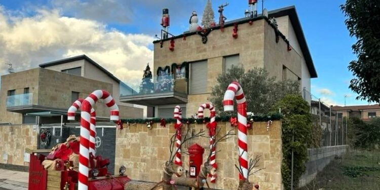 La decoración de la casa de ‘Santi Claus’ anuncia la llegada de la Navidad en Cabrerizos