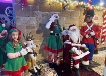 ‘Santi Claus’ recibe a los niños de Cabrerizos