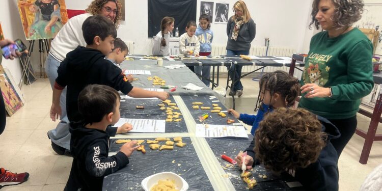 Divertido taller familiar de elaboración de galletas navideñas en Cabrerizos