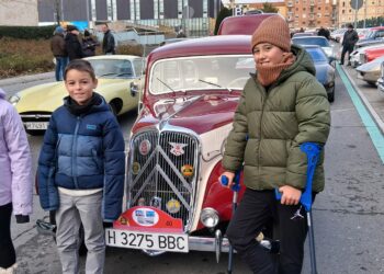 Tres alumnos de Carbajosa decoran las matrículas de vehículos clásicos en el Día del Guardia Urbano