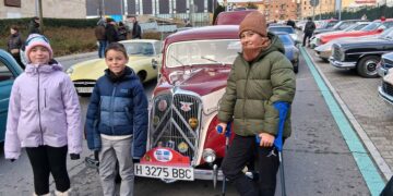 Tres alumnos de Carbajosa decoran las matrículas de vehículos clásicos en el Día del Guardia Urbano