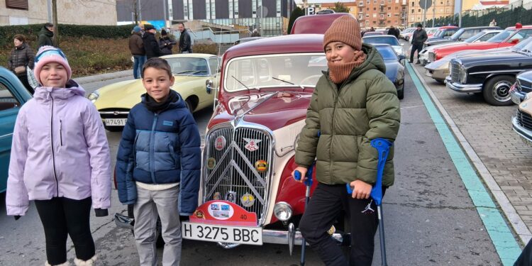 Tres alumnos de Carbajosa decoran las matrículas de vehículos clásicos en el Día del Guardia Urbano