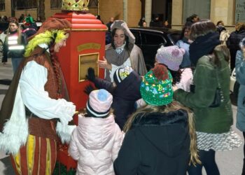 El pasacalles del cartero real y el buzón mágico y las majorettes llenan las calles de Carbajosa