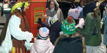 El pasacalles del cartero real y el buzón mágico y las majorettes llenan las calles de Carbajosa