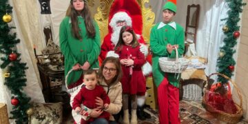 Caras de sorpresa e ilusión al ver a Papá Noël en Carbajosa