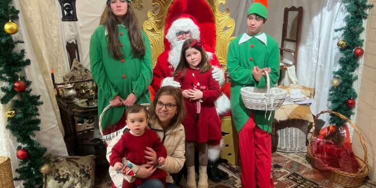 Caras de sorpresa e ilusión al ver a Papá Noël en Carbajosa