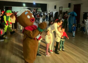 Los niños de Castellanos celebran su fiesta de Nochevieja con Mickey, Minnie y Stitch