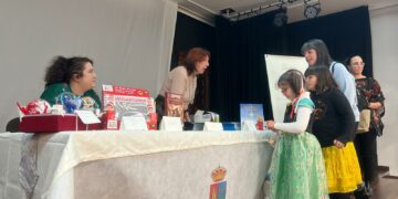 María Eugenia Cabezas endulza con sus relatos navideños a los niños de Castellanos