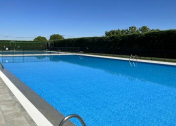 Doñinos duplicará la zona de césped de las piscinas municipales en 1.600 metros para el próximo verano