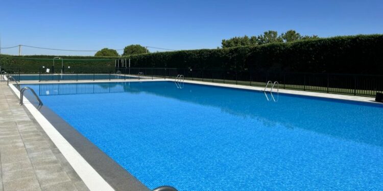 Doñinos duplicará la zona de césped de las piscinas municipales en 1.600 metros para el próximo verano