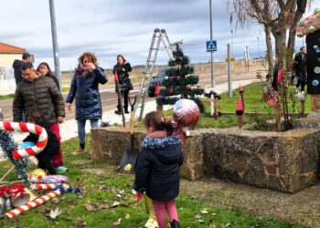 Los vecinos de Monterrubio decoran el municipio con los adornos navideños que han elaborado