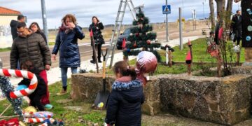 Los vecinos de Monterrubio decoran el municipio con los adornos navideños que han elaborado