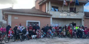 Medio centenar de ‘papanoeles’ recorren Monterrubio en bici