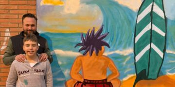 El joven Leo Fraile crea ‘Días de Playa’, el nuevo mural que luce en las calles de Santa Marta