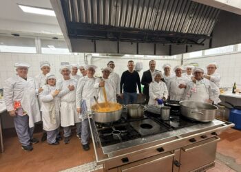 La Escuela de Adultos de Santa Marta reúne a un centenar de personas para celebrar la Navidad