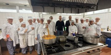 La Escuela de Adultos de Santa Marta reúne a un centenar de personas para celebrar la Navidad