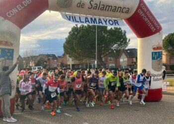 Diversión y deporte se unen en la Carrera Navideña de Villamayor con 500 participantes