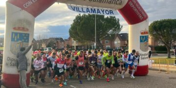 Diversión y deporte unen a 500 participantes en la Carrera Navideña de Villamayor