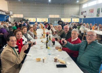La tradicional comida navideña reúne a 180 mayores de Villamayor para disfrutar del inicio festivo
