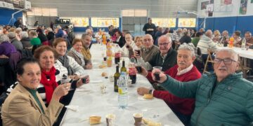 La tradicional comida navideña reúne a 180 mayores de Villamayor para disfrutar del inicio festivo
