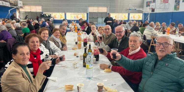 La tradicional comida navideña reúne a 180 mayores de Villamayor para disfrutar del inicio festivo