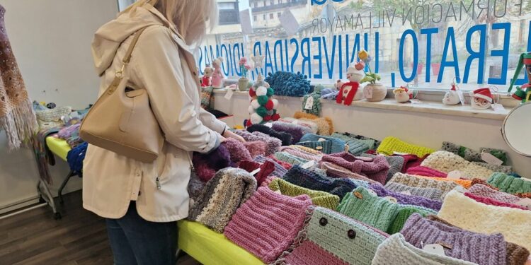 Vuelve el mercadillo navideño de Tejemaneje a Villamayor lleno de solidaridad