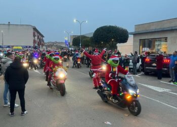 El rugido de casi 400 motos pone el sonido al inicio de la Navidad en Villares