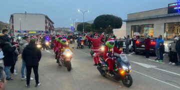 El rugido de casi 400 motos pone el sonido al inicio de la Navidad en Villares