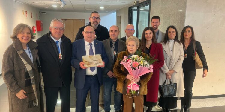 Villares celebra su fiesta y homenajea al que ha sido juez de paz del municipio durante más de 20 años