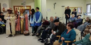 La Cabalgata Social comparte la tarde de Reyes con los mayores y las personas de los centros de acogida