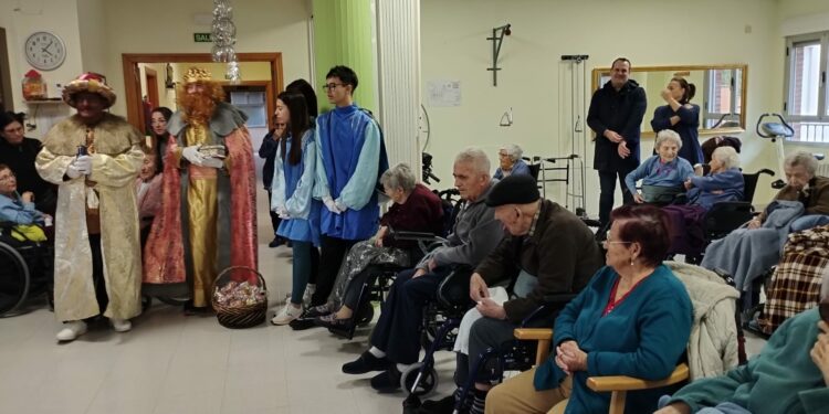 La Cabalgata Social comparte la tarde de Reyes con los mayores y las personas de los centros de acogida