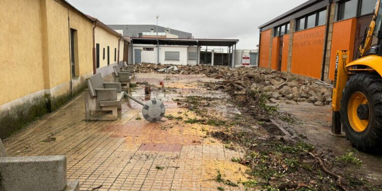 Comienzan las obras de urbanización de la plaza de acceso al Edificio Sociocultural de Doñinos