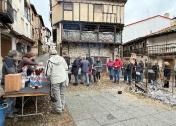 Los vecinos de San Esteban desafían al frío y a la nieve en la celebración de la matanza tradicional