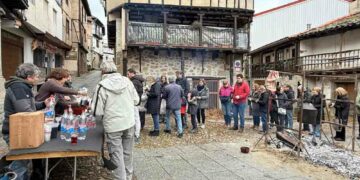 Los vecinos de San Esteban desafían al frío y a la nieve en la celebración de la matanza tradicional