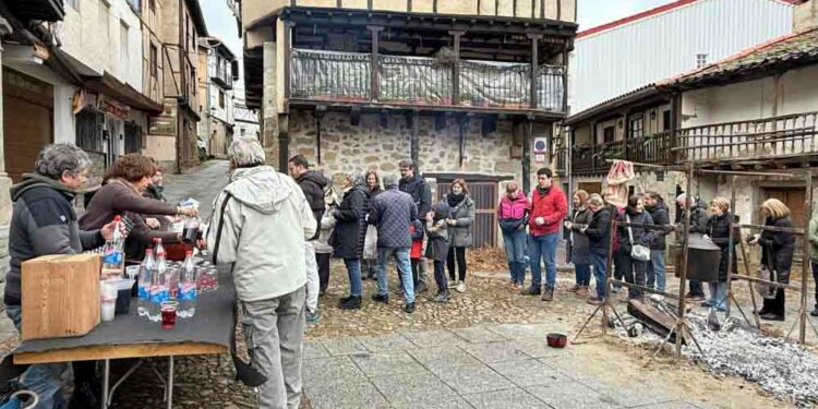 Los vecinos de San Esteban desafían al frío y a la nieve en la celebración de la matanza tradicional