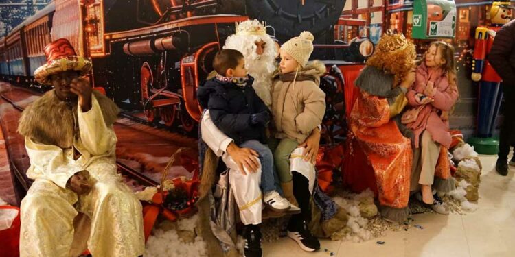 Los niños de Santa Marta viven la ilusión junto a los Reyes Magos de Oriente