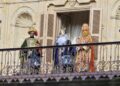 Melchor, Gaspar y Baltasar recogen la llave de la ciudad y saludan a los salmantinos desde el balcón del Ayuntamiento