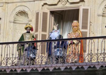 Melchor, Gaspar y Baltasar recogen la llave de la ciudad y saludan a los salmantinos desde el balcón del Ayuntamiento