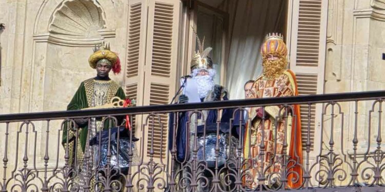 Melchor, Gaspar y Baltasar recogen la llave de la ciudad y saludan a los salmantinos desde el balcón del Ayuntamiento