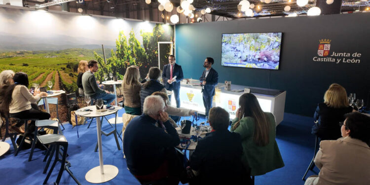 San Esteban de la Sierra se abre paso en FITUR con la  Ruta de los Esgrafiados Serranos