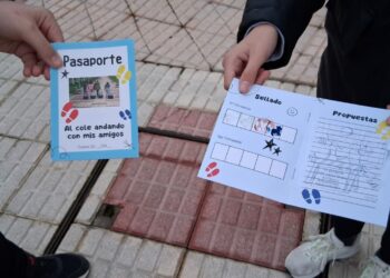 650 alumnos de Carbajosa van andando al cole y reciben premios por sellar el pasaporte escolar