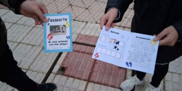 650 alumnos de Carbajosa van andando al cole y reciben premios por sellar el pasaporte escolar