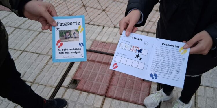 650 alumnos de Carbajosa van andando al cole y reciben premios por sellar el pasaporte escolar
