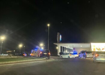 Una mujer herida leve en un choque entre dos turismos en la rotonda de acceso a E.Leclerc