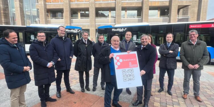 La Junta incorpora dos nuevos autobuses híbridos para reforzar las líneas de Santa Marta y Carbajosa